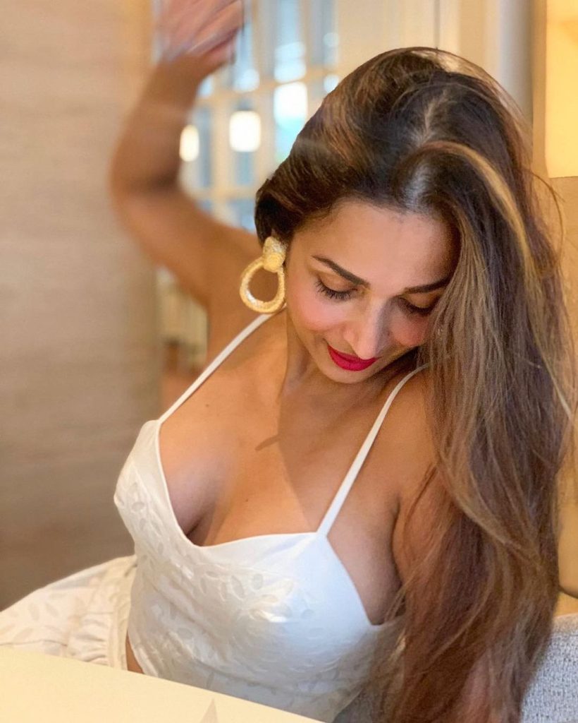 malaika arora hot cleavage