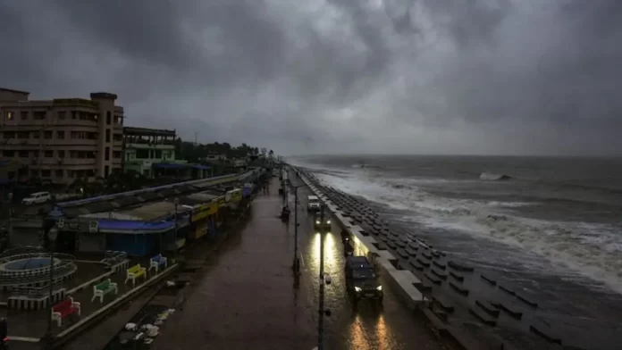 Cyclone Dana wreaks havoc in Odisha and Bengal, winds of 110 kmph