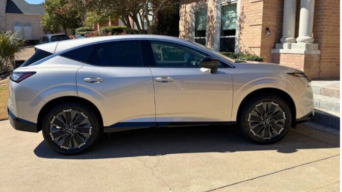 Nissan Murano Platinum sleek exterior.