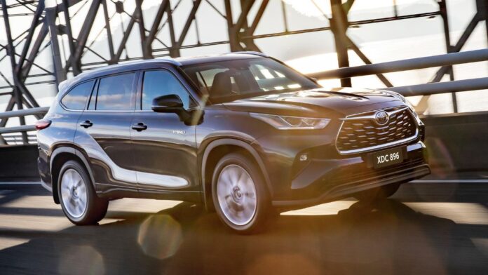 Toyota Kluger’s sleek and modern exterior with bold front grille and sharp LED headlights.