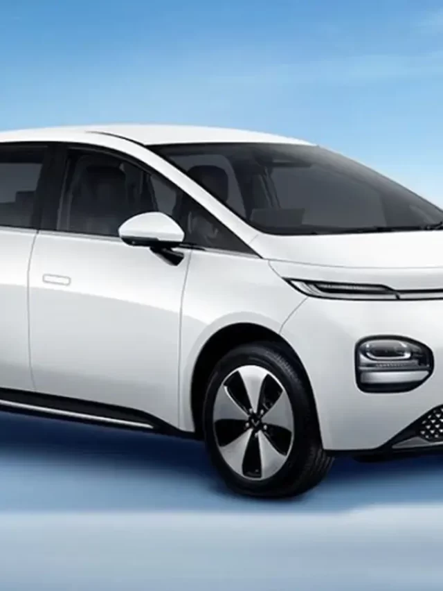 MG Windsor EV: sleek electric crossover with LED DRLs.