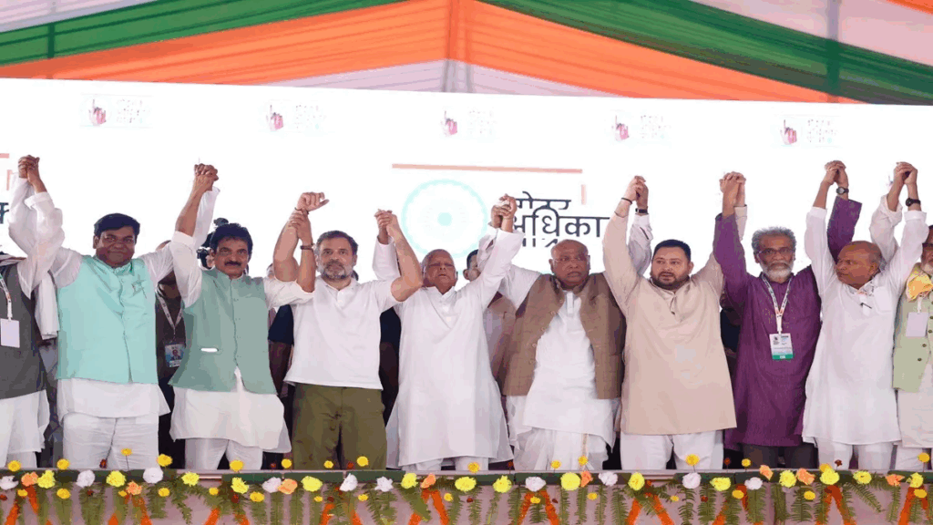 Voter Adhikar Yatra: राहुल गांधी ने बिहार में लोगों को किया मंत्रमुग्ध 2 Voter Adhikar Yatra