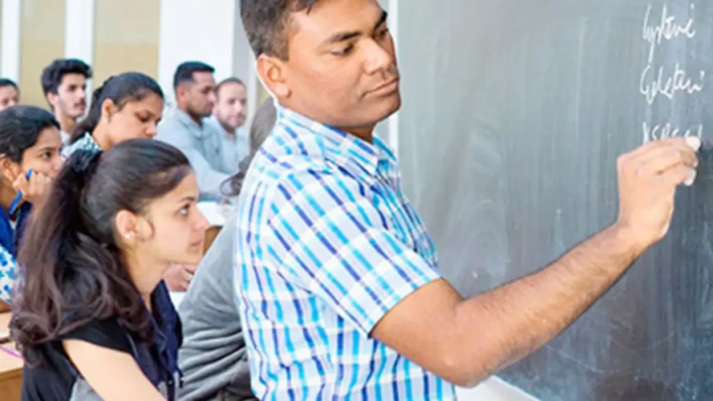 DU Recruitment 2025: दिल्ली विश्वविद्यालय में एसोसिएट प्रोफेसर और प्रोफेसर के पदों पर निकली भर्ती 3 DU